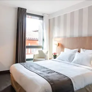 Le Pere Leon Hotel